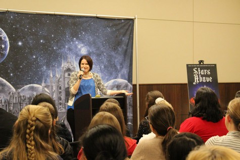 Young adult novelist Marissa Meyer visited the South Irving Library on Saturday to talk about her newest novel, Stars Above. Stars Above is set in the same world as her popular series The Lunar Chronicles, and is a collection of short stories.