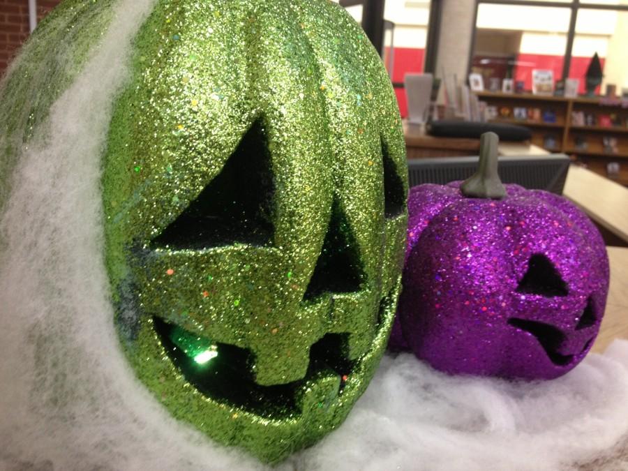 Librarians+prepare+for+the+holiday+through+a+glistening+pumpkin+display.+Photo+by+Corrina+Taylor