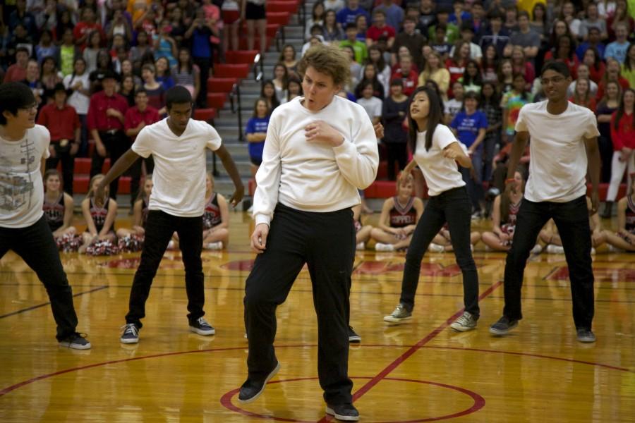 Seniors honored at pep rally, last home football game 