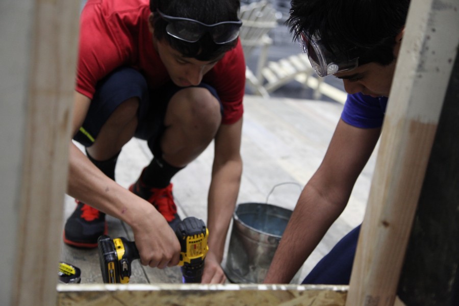 Sophomores Devin Wilson and Vipul Reddy work on a beach house for the set of Gillian on her 37th birthday during technical theater. Photo by Rowan Khazendar.