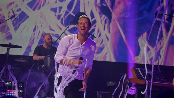 Chris Martin of Coldplay enjoying the show. Photo courtesy of Martha Vertti.