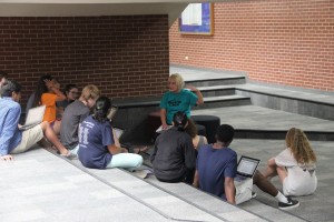 Diane de Waal’s second period AP U.S. history class, gathers in the pit on Friday to hear her lecture. De Waal is now teaching AP U.S. History and AP Human Geography.