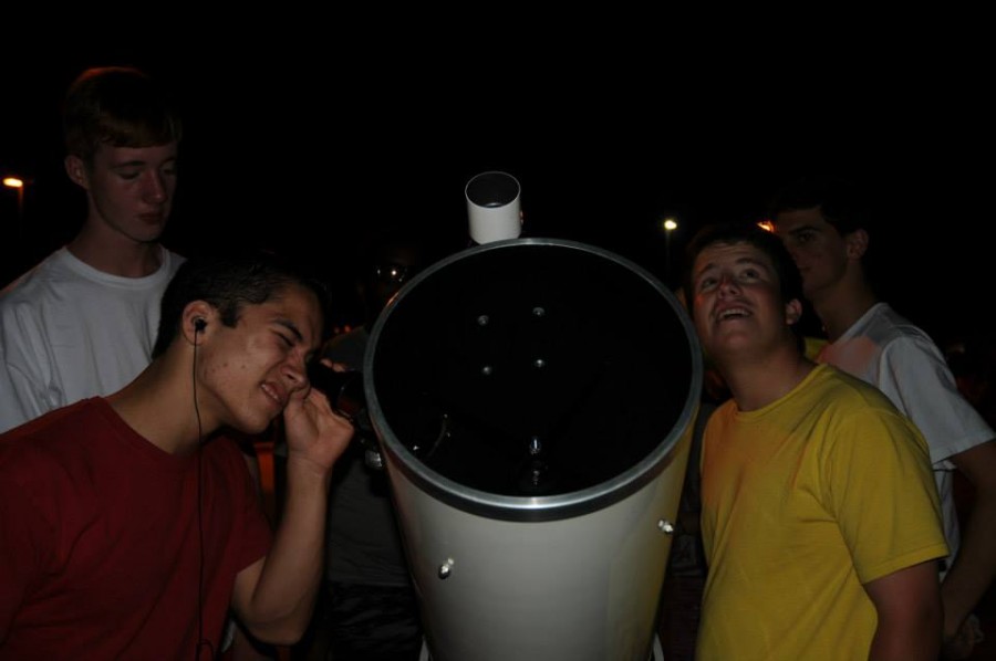Coppell High School Senior Daniel Difrancesco and his team teach Earth and Space Science students about the telescope the science department has named ‘the Beast’ at the star party on Wednesday in the CHS parking lot. “It’s a reflector telescope making it more precise because of all of the mirrors inside of it,” Difrancesco said. Photo by Alexandra Dalton.
