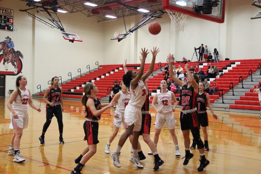 Coppell+High+School+junior+center+Chidera+Nwaiwu+struggles+to+score+while+being+surrounded+by+Colleyville-Heritage+players.+The+Coppell+Cowgirls+fell+to+the+Colleyville+Panthers+57-28.+Photo+by+Aubrie+Sisk.