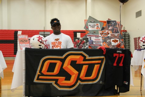 Coppell senior football player Dylan Galloway signs his letter of intent to play football at Oklahoma State University. Galloway started at left tackle for the Cowboys this last season. Photo by Mallorie Munoz.