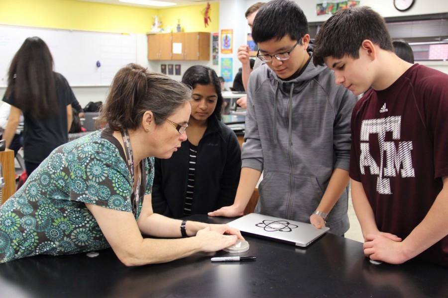 AP Environmental science teacher Cathy Douglas shows Holly Anderson’s environmental science class how to correctly use petri dishes on Friday morning. Douglas was voted for the February 2016 Teacher of the Month.
