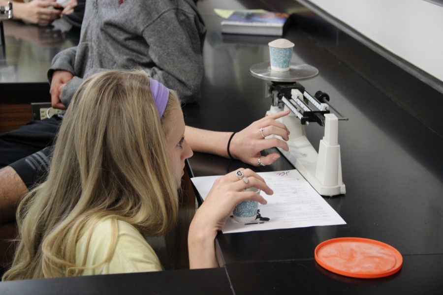 Coppell High School sophomore Avery Zaves measures out lemon tea powder in order to do the experiment during CHS chemistry teacher Hanna Glidewell’s fifth period class on Wednesday. All on-level chemistry classes are participating in a lab to understand concentration and molarity.
