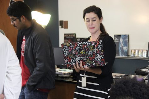 Astronomy and Earth and Space Science teacher Angela Barnes prepares a presentation on her laptop. Barnes was chosen by staff members as the Teacher of the Issue for the Sidekick’s October issue. 