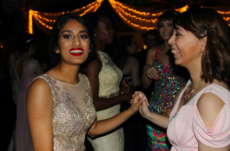 Coppell High School’s 2016 prom was held at Southfork Ranch in Murphy. Seniors Sonia
Patel and Lisa Desper enjoy the dance floor with the rest of their prom group.

Photo by Sakshi Venkatraman.