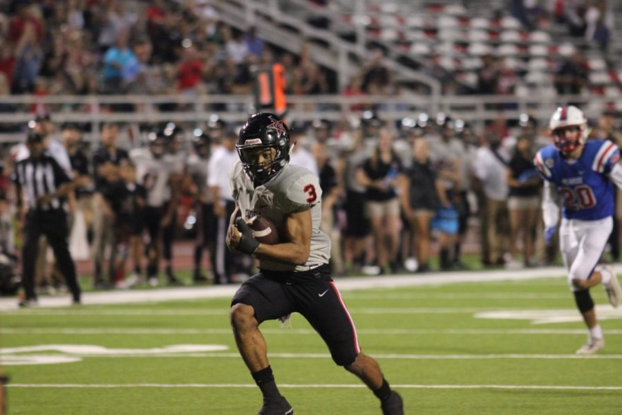 Coppell+junior+safety+Jonathan+McGill+runs+the+ball+through+the+JJ+Pearce+defense+to+later+score+a+touchdown.+The+Coppell+Cowboys+played+against+JJ+Pearce+Mustangs+at+the+Eagle-Mustangs+Stadium+in+Richardson+with+the+Cowboys+winning+the+score+of+28-21.+%0A