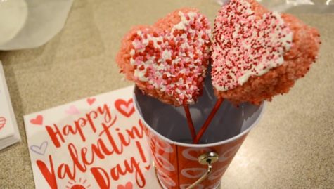 How to make Valentines day Rice Krispie lollipops