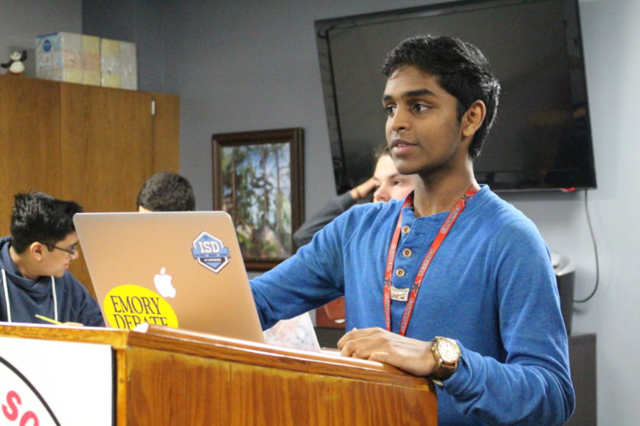 Coppell+High+School+junior+Bhavik+Reddy+presents+his+argument+supporting+vaccines+during+CHS+debate+coach+Dr.+Jason+Sykes%E2%80%99+seventh+period+class.+Reddy+has+been+in+debate+since+his+freshman+year+of+high+school.