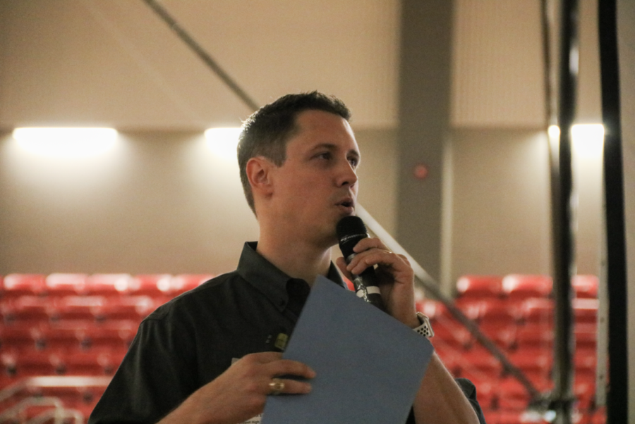 Jostens+representative+Chris+Harper+speaks+to+the+Coppell+High+School+senior+class.+Photo+by+Lilly+Gorman.