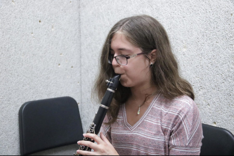 Coppell High School senior Emilie Sangerhausen practices her clarinet on Oct. 15 before school in the CHS band hall. Sangerhausen has played clarinet for seven years. Photo by Tracy Tran
