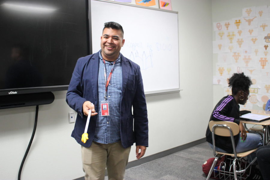 Coppell+High+School+Spanish+teacher+Se%C3%B1or+Becerra+leads+a+classroom+discussion+regarding+Spanish+literature+with+his+third+period+AP+Spanish+V+class.+Becerra+is+a+new+teacher+at+CHS+and+is+in+charge+of+the+National+Spanish+Honors+Society.