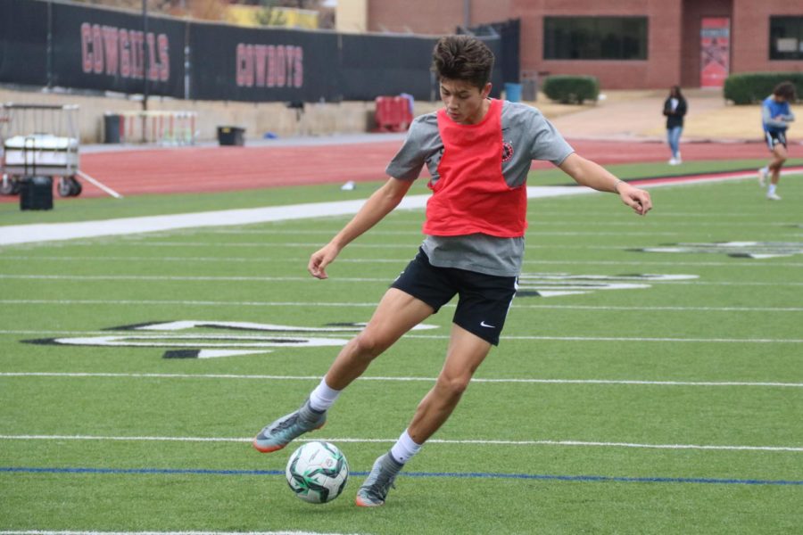 Coppell+freshman+Preston+Taylor+executes+a+ball+roll+during+practice+on+Nov.+21+during+fifth+period+on+Buddy+Echols+Field.+Taylor+is+the+first+freshman+to+play+on+varsity+since+Ryan+Barlow+in+2011.