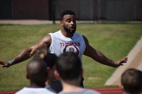 San Francisco 49ers defensive end Solomon Thomas, left, celebrates