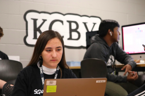 Coppell High School junior Juliana Thompson edits a KCBY segment in KCBY adviser Irma Kennedy’s third period class. Thompson recently submitted a segment to the University Interscholastic League (UIL) Film Festival and is currently working to reestablish KCBY Español.
