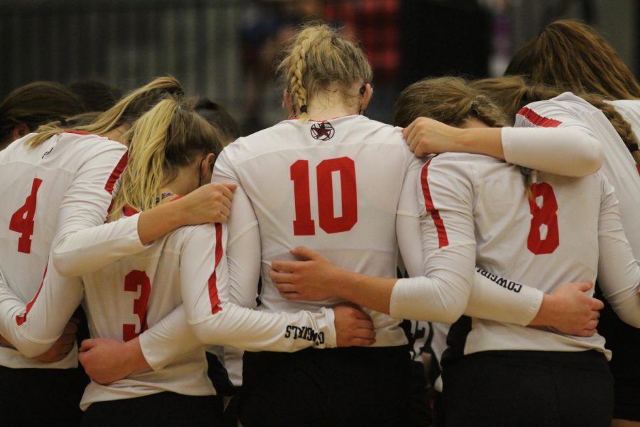 The+Coppell+volleyball+team+huddles+in+the+Coppell+High+School+Arena+on+Friday.+Coppell+defeated+Prosper+Rock+Hill+and+Rockwall+3-0%2C+losing+to+McKinney+North+3-1.