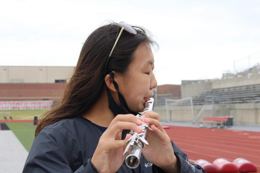 CHS9+freshman+Lindsey+Won+practices+her+solo+piece+at+Buddy+Echols+Field+during+seventh+period+on+Oct.+15.+Won+is+the+only+freshman+in+Coppell+High+School%E2%80%99s+Wind+Symphony+Band.+