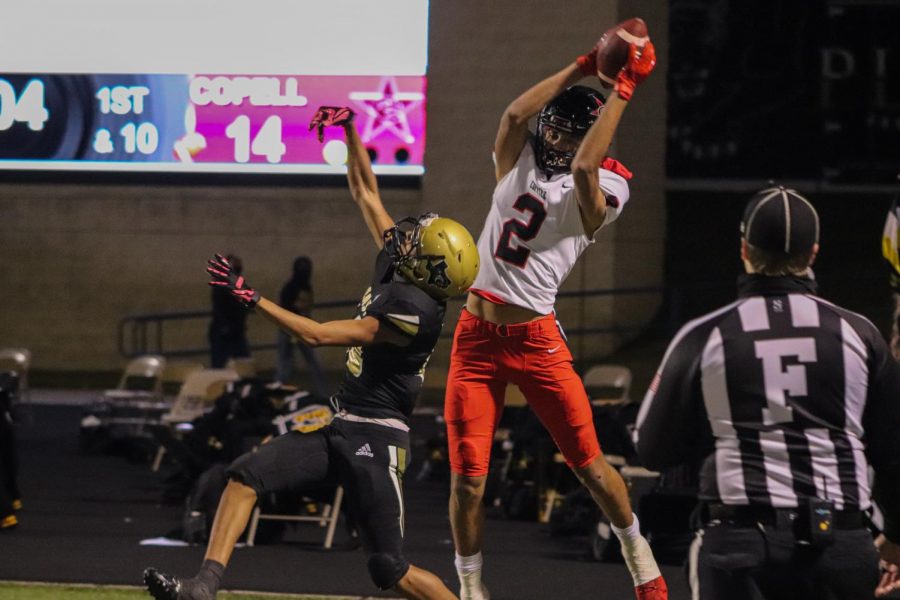 Coppell+junior+wide+receiver+Anthony+Black+catches+a+touchdown+pass+from+Coppell+senior+quarterback+Ryan+Walker+with+four+seconds+remaining+in+the+second+quarter+against+Plano+East+at+Tom+Kimbrough+Stadium+on+Friday.+Coppell+defeated+the+Panthers%2C+49-26.+