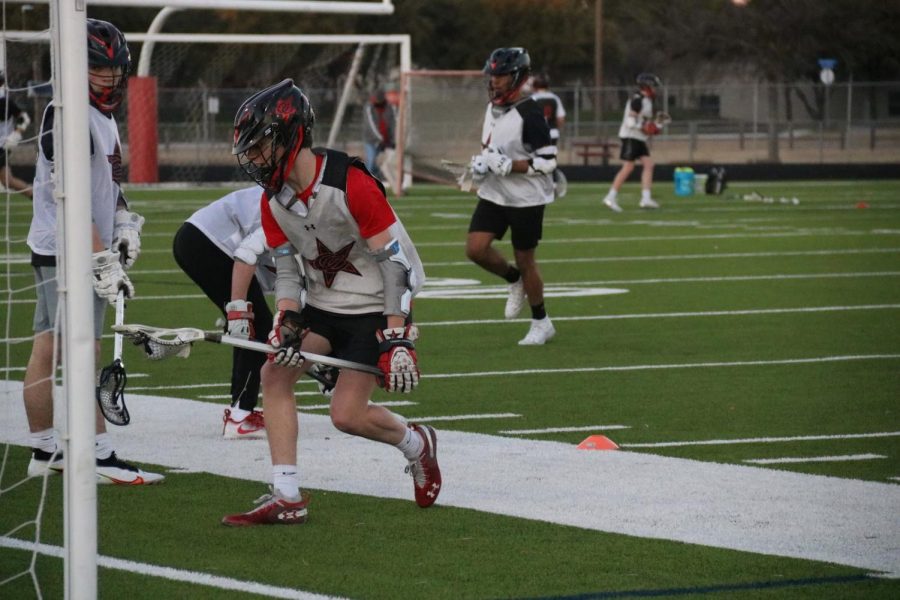 Coppell+junior+attack+Luke+Moyer+runs+a+drill+during+practice+at+Lesley+Field+on+Wednesday.+Luke+and+his+brothers%2C+juniors+Scott+and+Jack%2C+all+participate+in+Coppell+athletics.+Photo+by+Angelina+Liu.+%0A