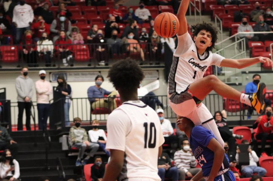 Coppell+junior+guard+Naz+Brown+watches+junior+guard+Anthony+Black+dunk+against+Allen+during+the+second+quarter+at+the+CHS+Arena+on+Feb.+20.+Black+announced+his+decision+to+commit+his+future+to+basketball+over+the+weekend+at+the+War+Before+The+Storm+tournament+in+the+Advantage+Sports+Complex+in+Carrollton.+