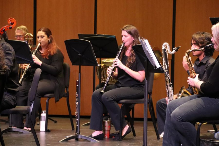 Clarinetists Deborah George and Tiffany Bartgis play the Carmen Suites from “Carmen Suite No. 2”  at the Coppell Arts Center on Oct. 17. Spanish Flair was the Coppell Community Orchestra’s first concert since the start of the pandemic. Photo by Sruthi Lingam