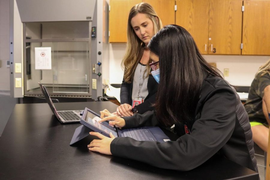 CHS9 language acquisition specialist Ashton Wright assists freshman Olivia Feng with her biology assignment during fourth period in C104 on Nov. 10. Wright provides academic support to students whose native language is not English.