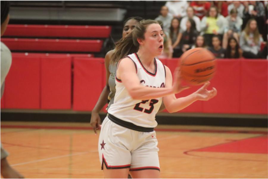 Coppell+sophomore+guard+Isabella+Spiller+makes+a+pass+against+Plano+East+in+the+CHS+Arena+on+Monday.+The+Cowgirls+won+against+the+Panthers%2C+46-40.