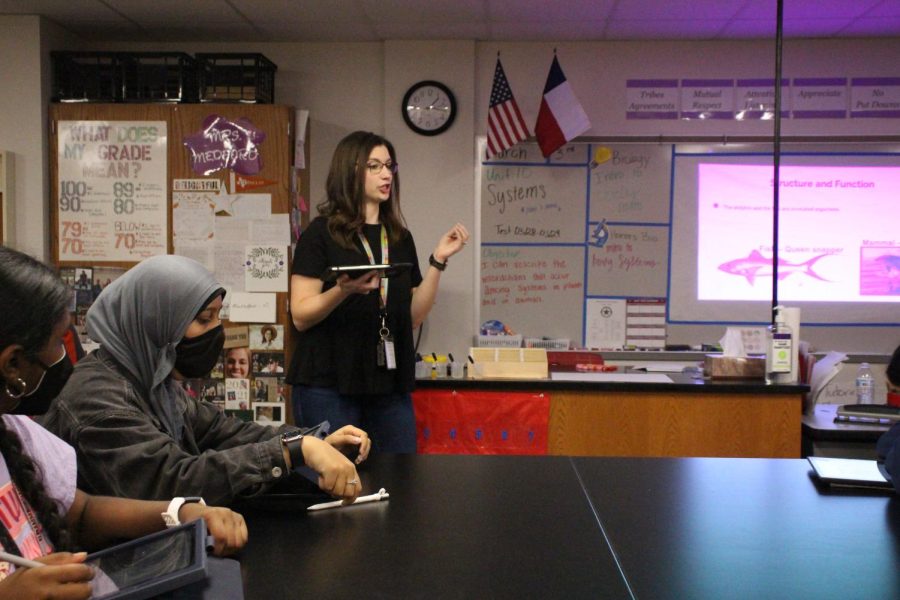 CHS9 biology teacher Brittany Medford lectures her third period class on March 3 about the relationship between structure and function, which is a topic in the body systems unit. Medford started teaching at CHS9 at the beginning of this school year and graduated from the University of Texas at Dallas in 2016. 