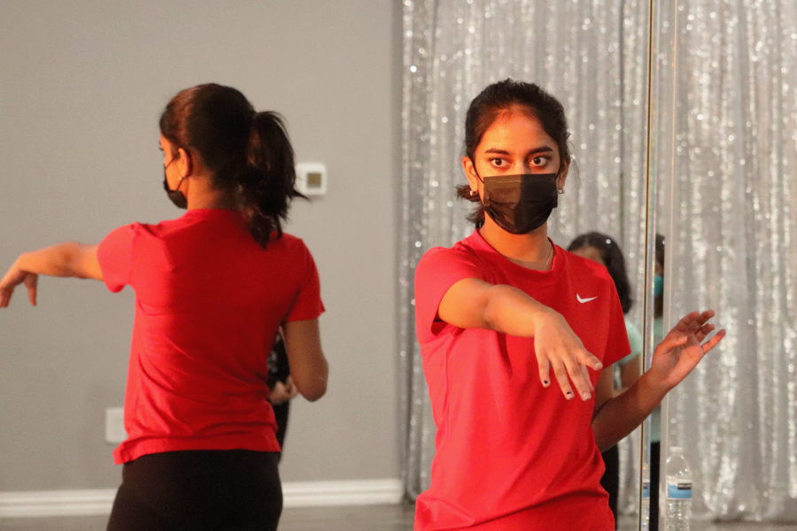 CHS9 student Arisha Hasan teaches class at Milaana Dance’s studio on Jan. 20. Hasan is the youngest instructor at the studio, working alongside her mother. 