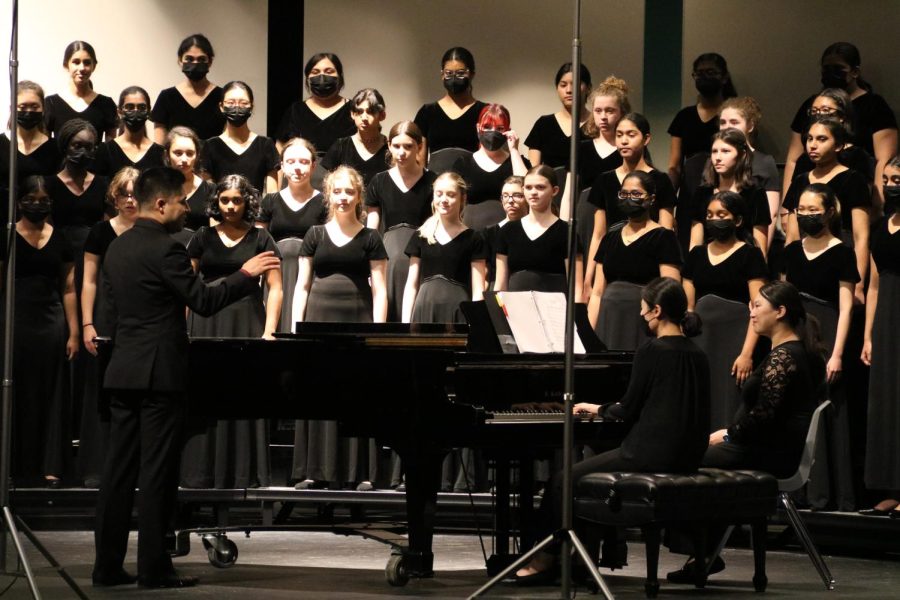 Coppell+High+School+Madrigal+Choir+performs+%E2%80%9CApril+is+in+my+Mistress%E2%80%99+face%E2%80%9D+by+Morley+in+the+CHS+Auditorium+for+its+Spring+Concert+on+Tuesday.+The+concert+featured+songs+performed+by+the+CHS+choir+at+this+years+UIL+competition.