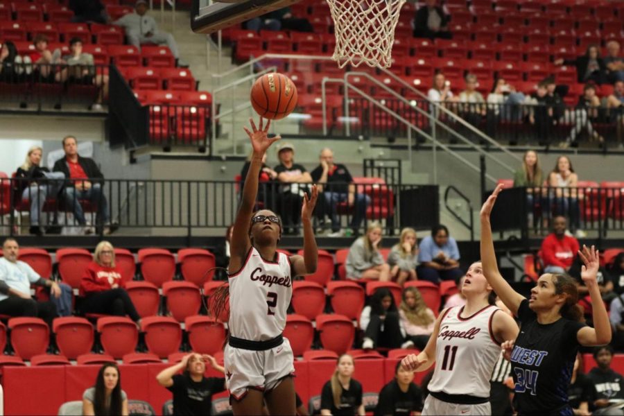 Coppell+sophomore+guard+Londyn+Harper+makes+a+jump+shot+against+Plano+West+at+CHS+Arena+on+Tuesday.+The+Cowgirls+defeated+the+Wolves%2C+62-40.
