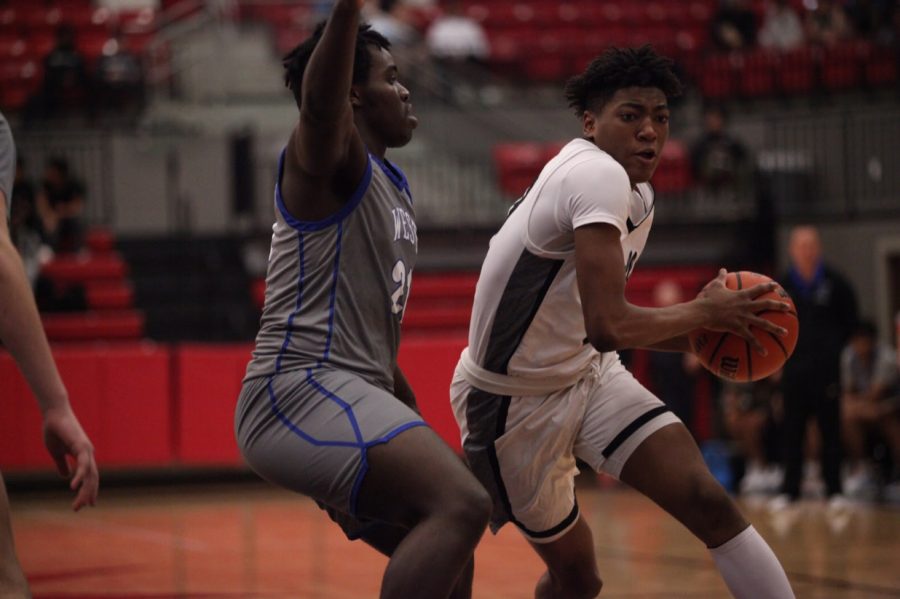 Coppell+freshman+forward+Sibu+Socks+drives+to+the+basket+against+Plano+West+on+Friday+at+CHS+Arena.+Coppell+defeated+Plano+West%2C+69-58.+Photo+by+Angelina+Liu+
