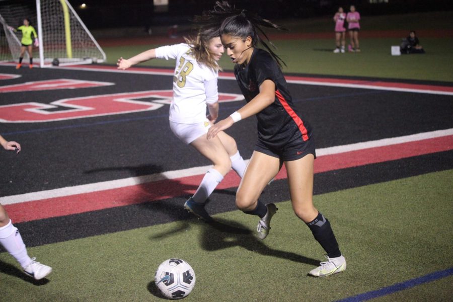 Coppell+senior+forward+Saiya+Patel+evades+defenders+at+Buddy+Echols+Field+against+Plano+East+on+Tuesday.+Coppell+defeated+Plano+East%2C+2-0.
