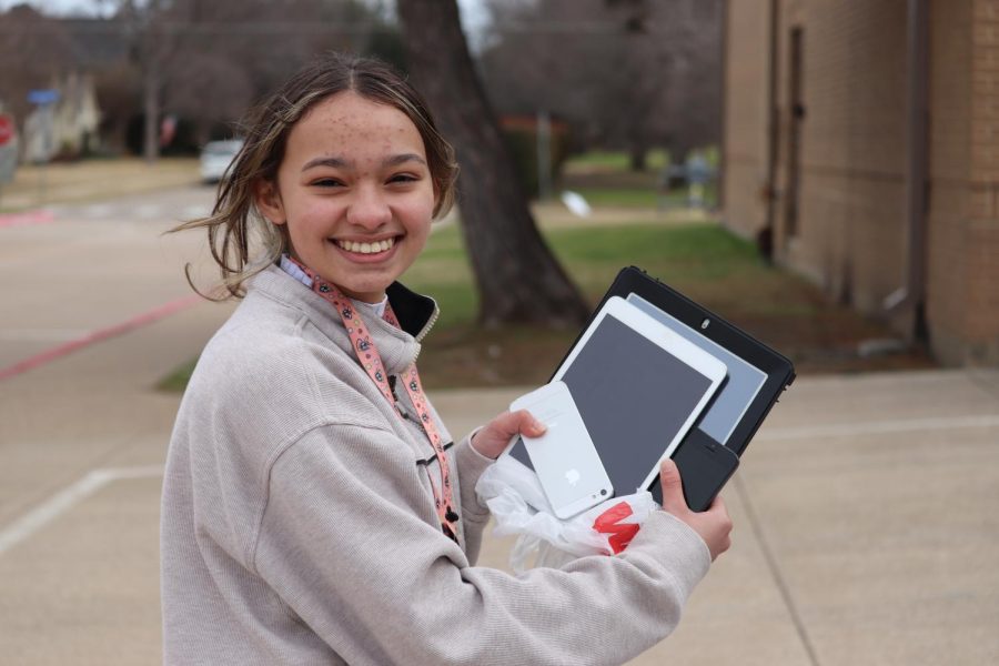 New+Tech+High+%40+Coppell+senior+Arwen+Caballero+collected+old+electronics+during+her+Spring+Cleaning%3A+Sustainability+Drive+hosted+in+NTH%40C%E2%80%99s+student+parking+lot+on+Feb.+18.+Caballero%E2%80%99s+passion+for+revitalizing+the+environment+led+her+to+creating+a+sustainability+drive+that+accepted+old+electronics+and+clothing+to+be+upcycled+by+local+organizations+including+Soles4Soles+and+the+Dallas+Zoo.