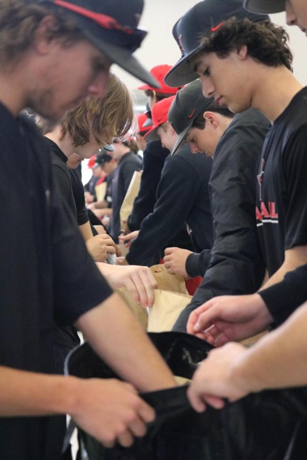 As part of its community service project, members of the Coppell baseball program came together to pack brown sack lunches and included an encouraging note to support their community. On Feb. 18, the Coppell baseball program  donated more than 500 sack lunches to the Austin Street Center homeless shelter in Dallas.