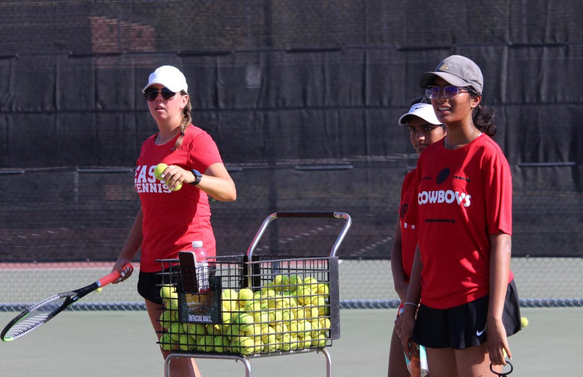 Coppell+tennis+coach+Alyssa+Noonan+instructs+JV1+tennis+players+during+morning+practice+on+Aug.+29+at+CHS+Tennis+Center.+Noonan%E2%80%99s+history+with+tennis+influences+her+coaching+style+as+she+implements+new+ideas+during+her+first+year+in+the+Coppell+tennis+program.