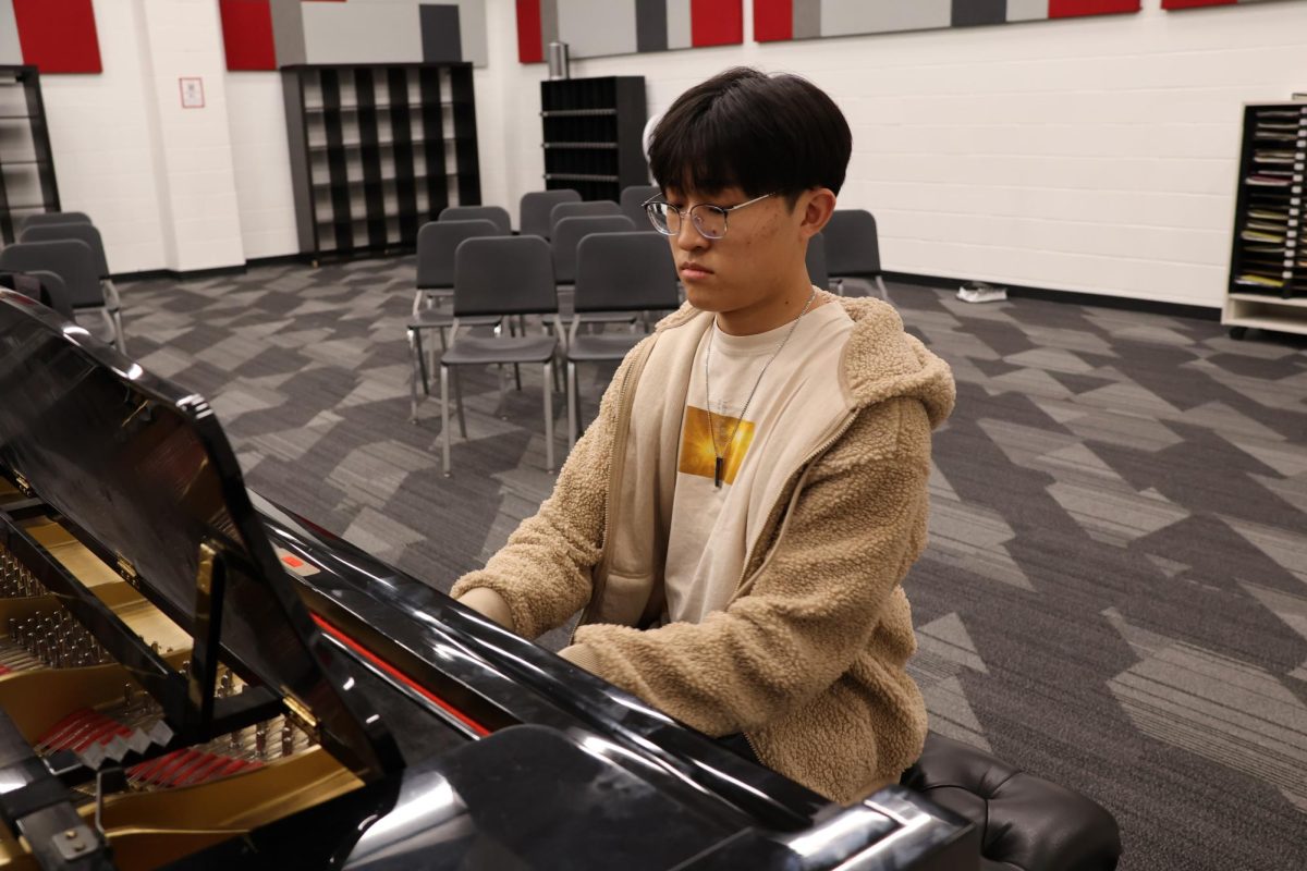 Coppell+High+School+senior+Joshua+Kim+plays+a+series+of+warmup+chords+and+progressions+prior+to+playing+a+piece.+Kim+has+been+playing+piano+since+age+10+and+plans+to+major+in+piano+at+the+University+of+Texas+at+Austin.%0A