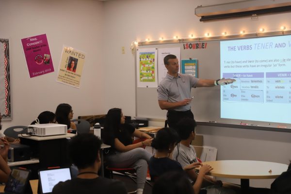 CHS9 Principal Dr. Greg Axelson teaches a lesson on conjugations to Reyna Conger’s Spanish II class during eighth period on Oct. 18. Axelson holds a raffle every month for him to take over two class periods, giving teachers a break. 