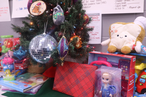  The Sidekick staff members collect toys for children ages 3-4 in room D115. Coppell High School Student Council held a toy drive with the Coppell Lions Club to provide children in need with toys for the holiday season. Photo by Anika Upadhyayula